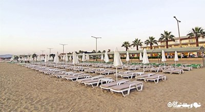 تخت های حمام آفتاب در کنار ساحل هتل